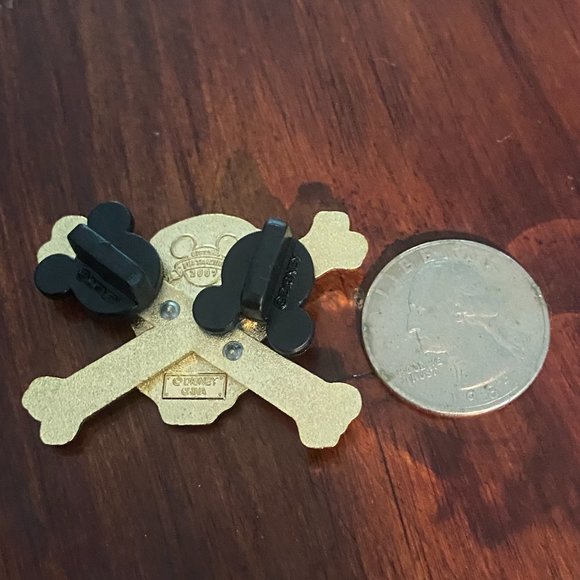 2007 Pirates of the Caribbean Gem Skull and Bones Disney Parks Pin - Picture 3 of 4